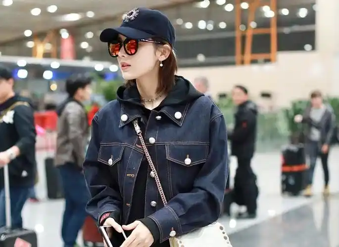 古力娜扎最新机场街拍写真图片