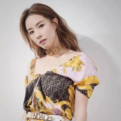 邓丽欣晒与男友影子合照承认恋情:感谢大家的祝福