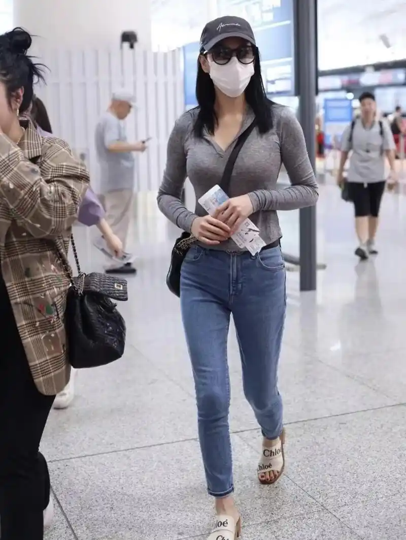 张馨予人瘦就是任性,穿搭朴素像路人,也很有阔太气质