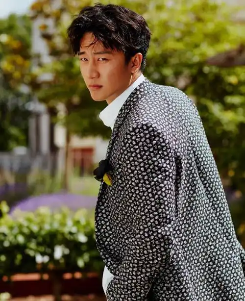 12岁父母分手,出道又屡遭导演"忽悠",黄轩38岁和妈妈生活