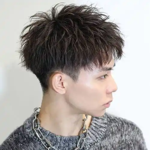 男士蓬松卷发:青春时尚的个性宣言