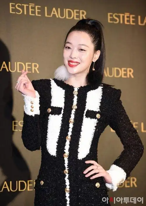 韩国艺人崔雪莉盛装出席活动走红毯