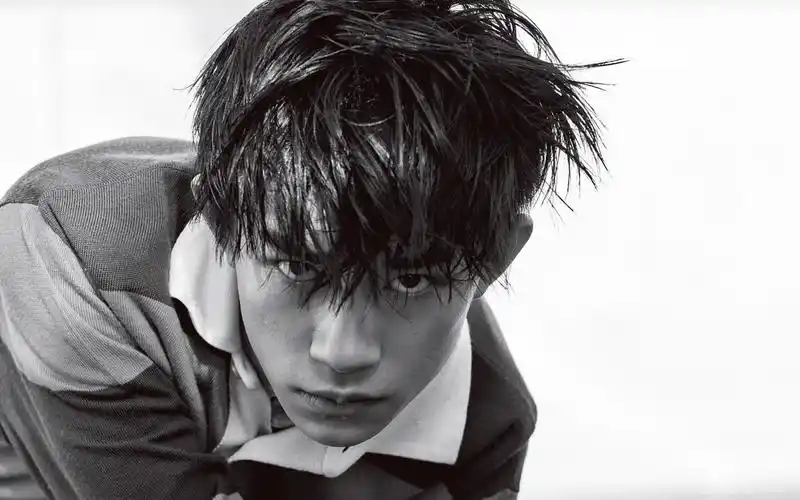 桌面壁纸 明星图片 > 正文   本文 易烊千玺帅气高清壁纸_未来男神易