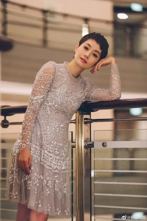 评委马伊琍亮相白玉兰酒会,薄纱亮片裙性感优雅 zt