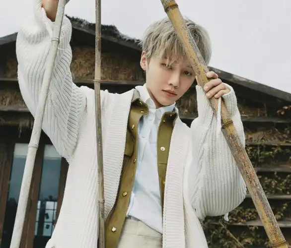 刘雨昕,大家是不陌生的,在一档选秀节目里c位出道,资源方面越来越好.