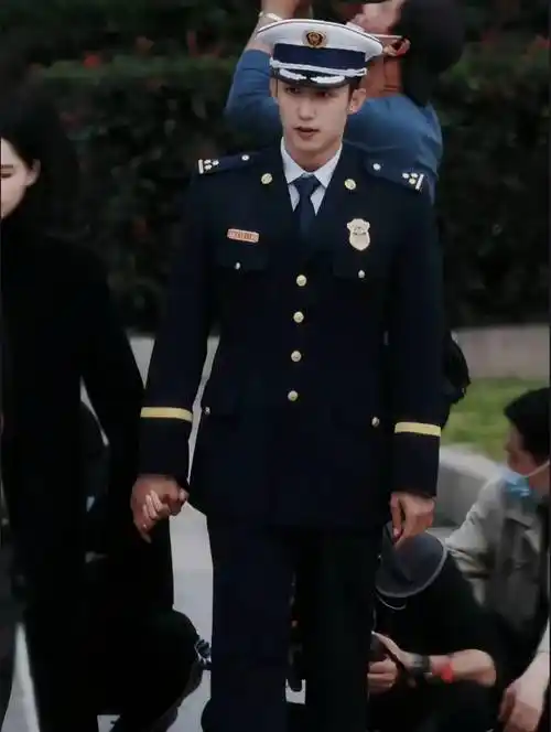 《他从火光中走来》上映,黄景瑜穿着军装霸气回归_军人_医生_麻醉剂