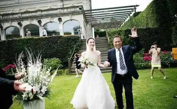 演员李小冉,40岁苦尽甘来,5个亿随便花,被丈夫宠成宝