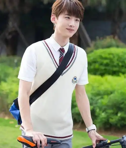 他正在拍摄的《难哄》路透,同样是穿校服.