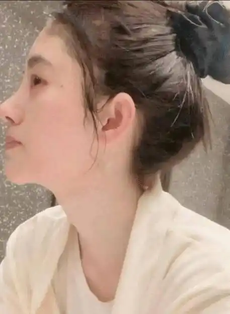 鞠婧祎晒卸妆视频,大力搓脸揉鼻子力破整容传闻,真实皮肤让人羡慕