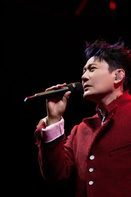 昨晚,张信哲未来式2.