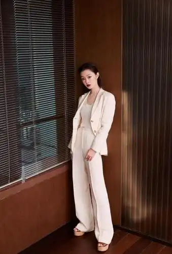 宋轶一改清纯风格背头浓妆搭西装又飒又美超有范儿