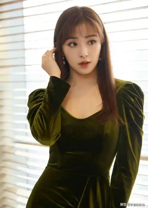 34岁张含韵饱满性感,越来越有韵味了!_身材_生活_女神