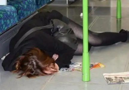 酒吧喝酒醉倒的女人照片女子拼酒不省人事图片酒醉女子的视频画面