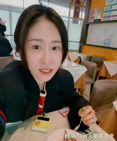 35岁张碧晨现身北京机场面容消瘦法令纹明显未婚生子显孤独