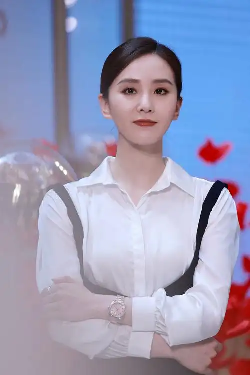 2021年7月6日,上海,刘诗诗出席腕表活动,她身穿白衬衫搭配黑色背带