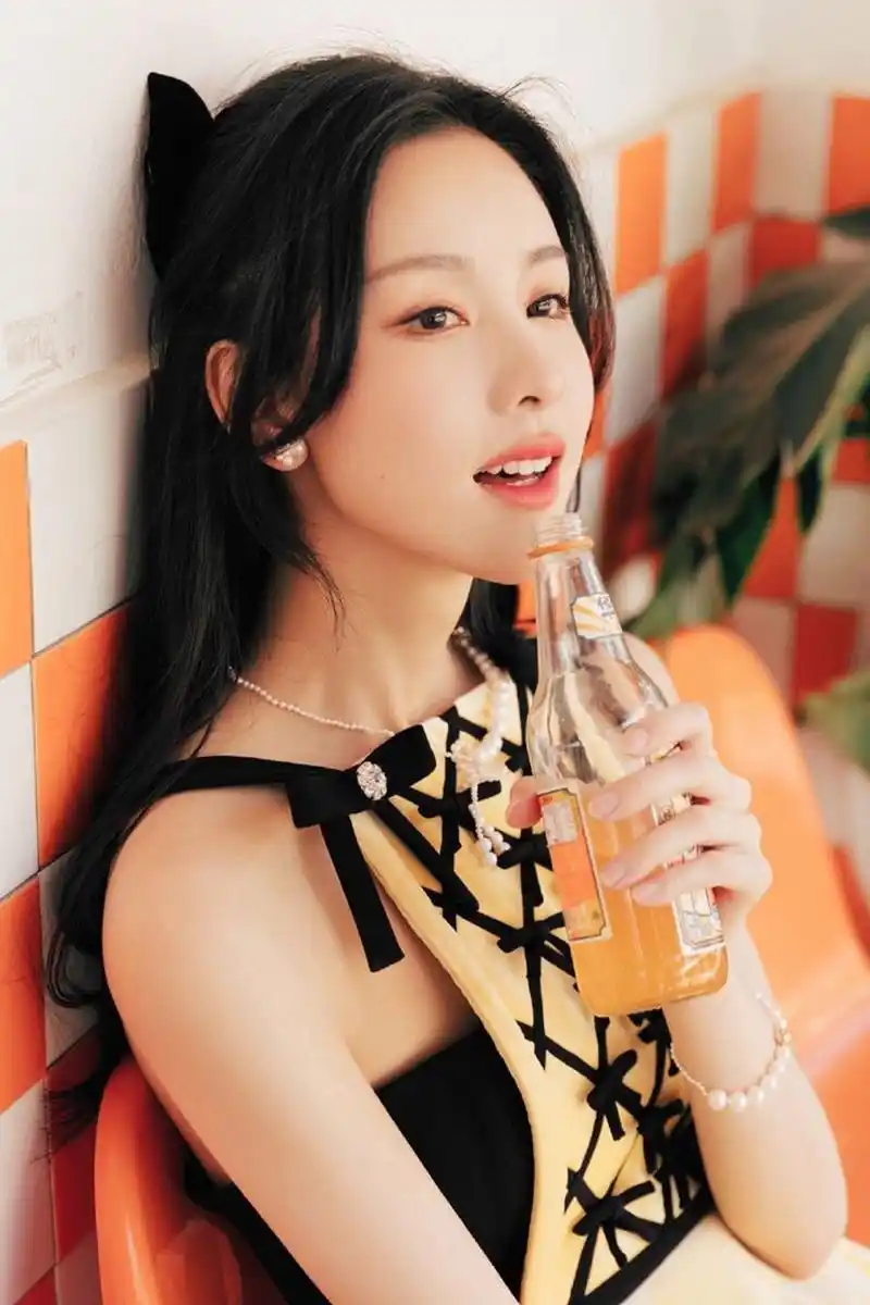 证件照女神陈都灵,汽水照美不美?