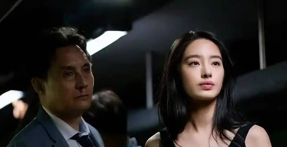 杨采钰:周冬雨同学,恋上大30岁富豪陈金飞,远比你想象的更复杂_刘亦菲