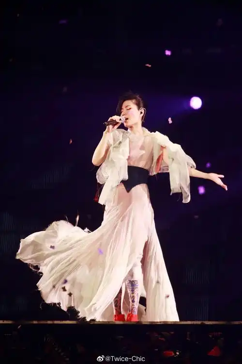 王菲61 2011香港演唱会 那年任裙摆在舞台上飘逸的精灵……__财经