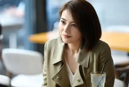 42岁高圆圆换新发型,新剧连穿3套风衣,配"锁骨发"气质都变了