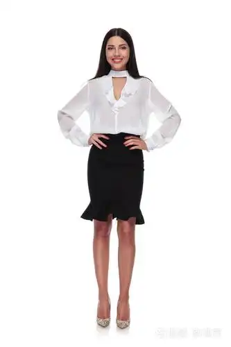 美丽和自信的女商人站在白色的背景, 而持有她的臀部, 全身图片照片