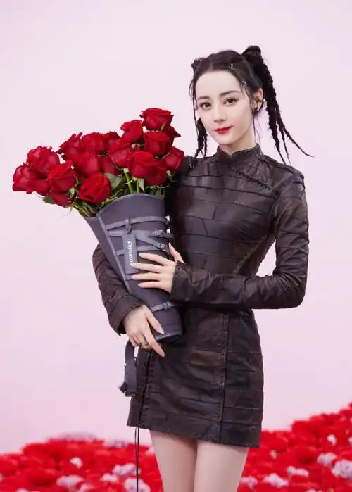 热巴穿皮裙酷飒满分手捧玫瑰人比花娇