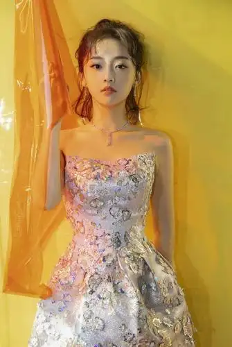 吴佳怡壁纸,丸子头,身着闪钻印花抹胸长裙,甜美灵动