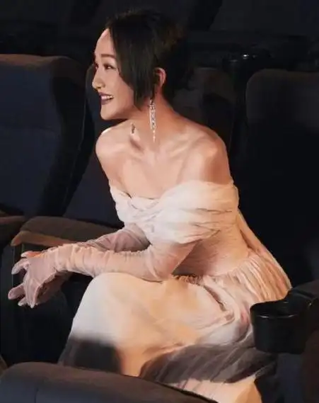 周迅穿长裙优雅大气 侧颜唯美氛围感十足