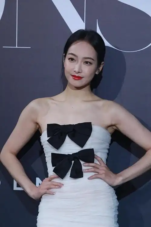 30 的宋茜生图变化不大,穿"绷带礼服"秀身材,妩媚大气|裙装|抹胸|裙摆