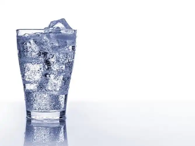 冰雪碧图片-白色背景前的一杯冰镇雪碧素材-高清图片-摄影照片-寻图免