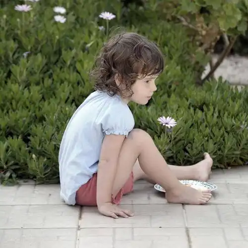 西方人,儿童,一个人,坐,方图,室外,白天,侧面,纯