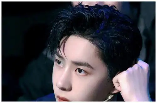 王一博的笑容除了对父母以外只有在他们面前才是最灿烂的