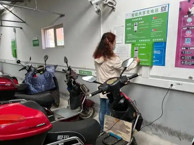 近年来,宝山区持续推进"住宅小区电动自行车充电设施"建设,越来越多的