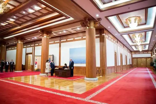 总督府官邸原址上建的,不仅日本人住过,美国人也住过,在朝鲜半岛光复