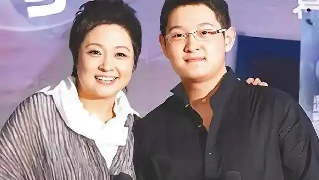 子恩的感谢:父亲傅彪去世后,冯小刚,葛优陪着我长大_儿子_王劲松_妻子