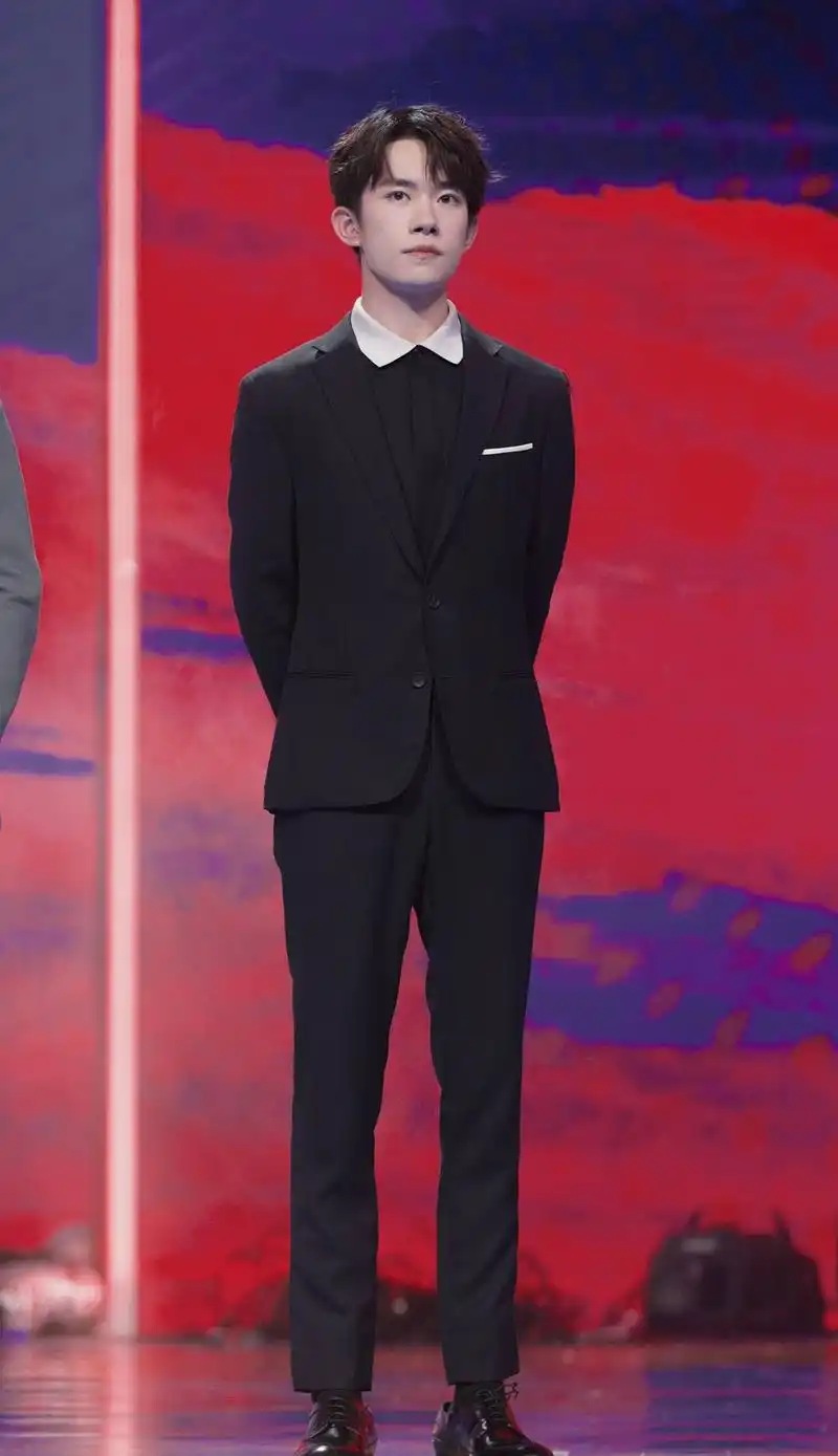 西装达人易烊千玺帅气来袭高贵出众气势逼人