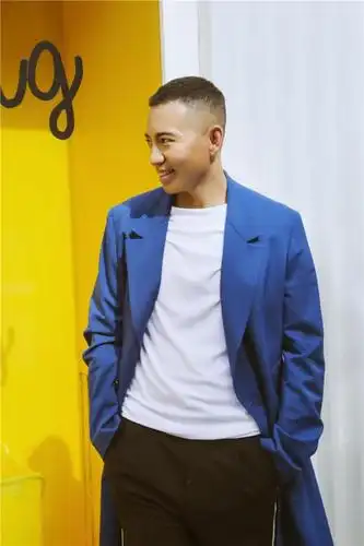 谷智鑫最新街拍撞色搭配气度不凡