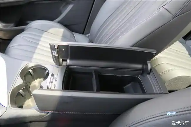 东风标致5008中央扶手箱为双开设计