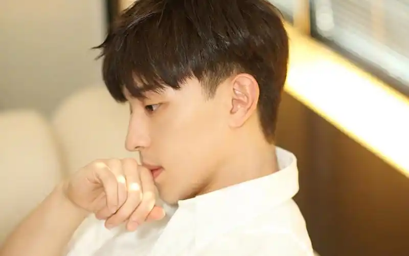 邓伦帅气迷人居家写真图片桌面壁纸