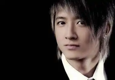 毕竟,就连吴亦凡,鹿晗,张艺兴,黄子韬组成的"归国四子"都算是他的小