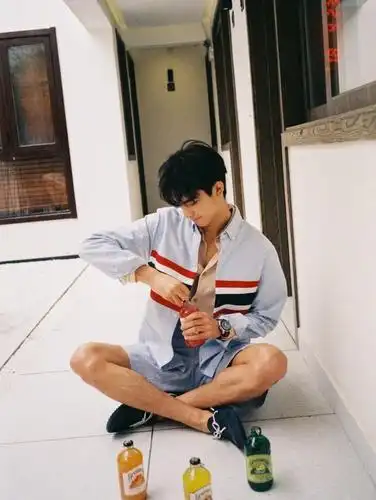 宋威龙多"时髦"?斑马造型腿真长,寸头配迷彩鞋,没颜值不敢穿