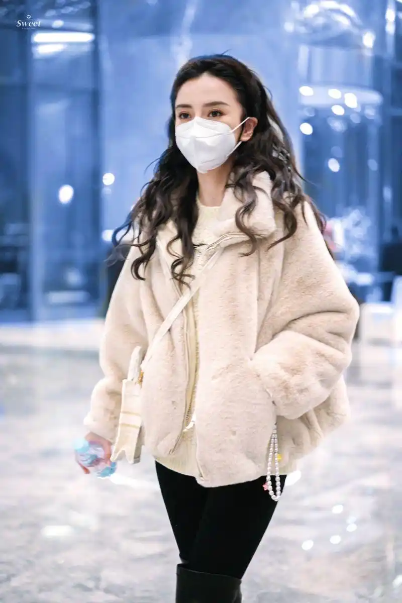 杨颖可以当"时尚博主"了!私服穿搭减龄洋气,还很保暖