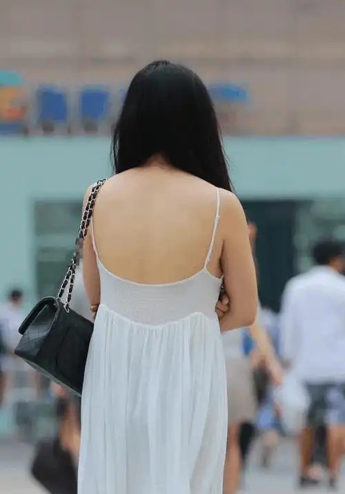 街拍美女穿着透明薄纱短裙凹凸的曲线被完美展现出来