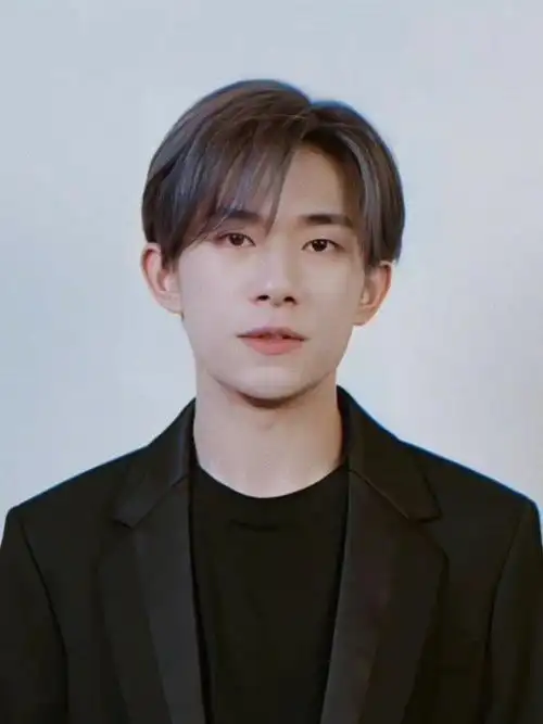 易烊千玺新发色