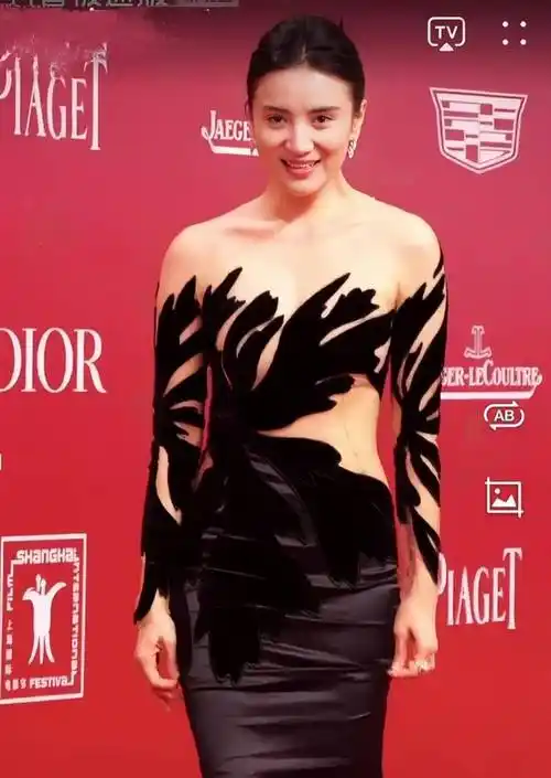 宋佳太自信了,人到中年也有"纹身裙",美艳优雅又迷人!_时尚_黑色_设计