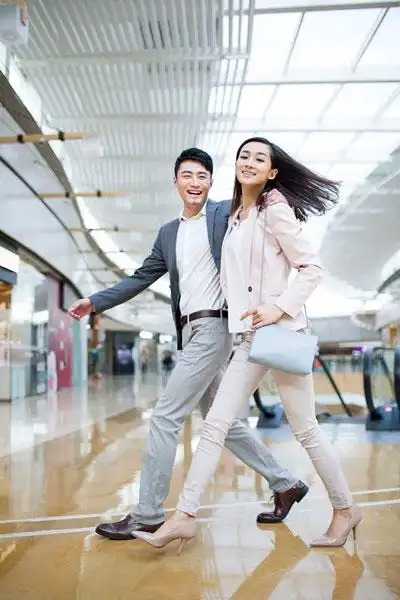 年轻情侣逛商场