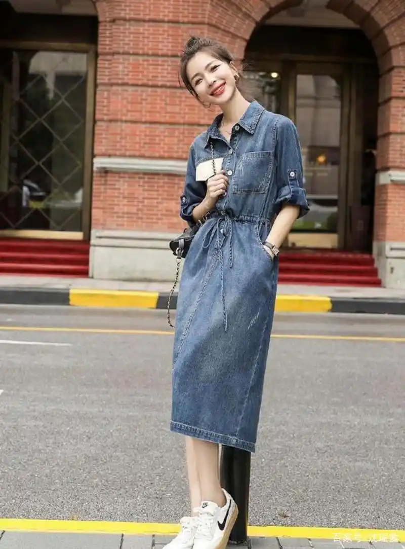 今季牛仔连衣裙又火起来了,简单搭配一双小白鞋,就能收腰又显瘦