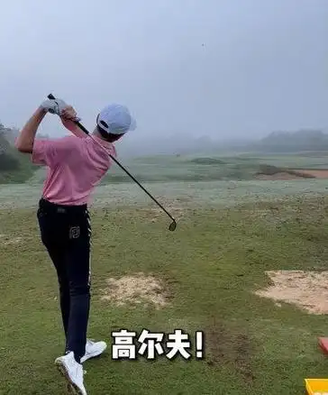 在照片中,杨阳洋优美的动作,成为了一处引人注目的景观.