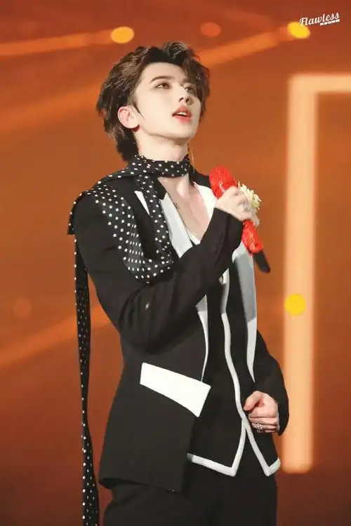 小寡花大深v美到爆!#蔡徐坤 发福