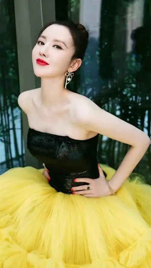 张萌婀娜多姿冷艳写真,娇俏可人!__财经头条