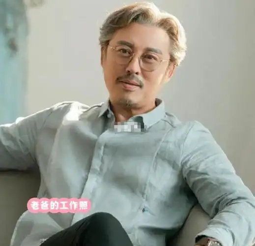 照片中,幼时的她与父亲一起嬉戏,高宏亮头发浓密,戴着墨镜,整体的样子